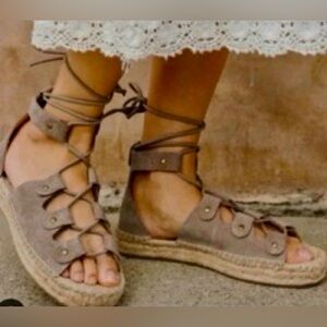 SALUDOS
WOMENS
LACE UP SANDALS
SIZE 6
EXCELLENT CONDITION
TAUPE
